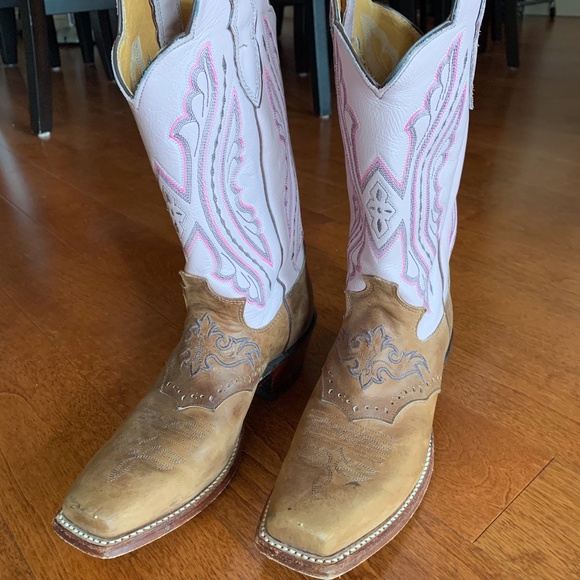 Justin Boots Shoes - Women's Light Pink/Tan Justin Boots - SIZE 6